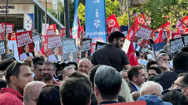 Üsküdar'da Dedetaş'a Destek Yürüyüşü: 'Türkiye Cumhuriyeti Kimsenin Babasının Malı Değil