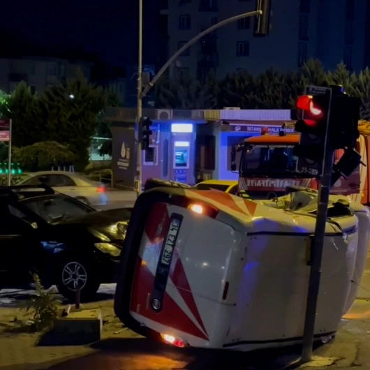 Üsküdar'da Kaza: Orta Refüje Çıkan Araç Devrildi, 1 Yaralı