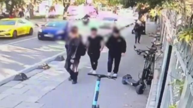 Üsküdar'da Otomobil Kaldırımdaki Öğrencilere Çarptı: 4 Yaralı