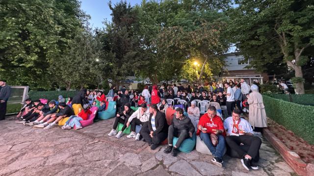 Üsküdar'da sabah namazından milli takıma destek