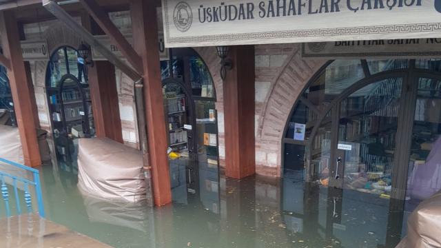Üsküdar Sahaflar Çarşısı'nda su baskını: Yüzlerce kitap zarar gördü