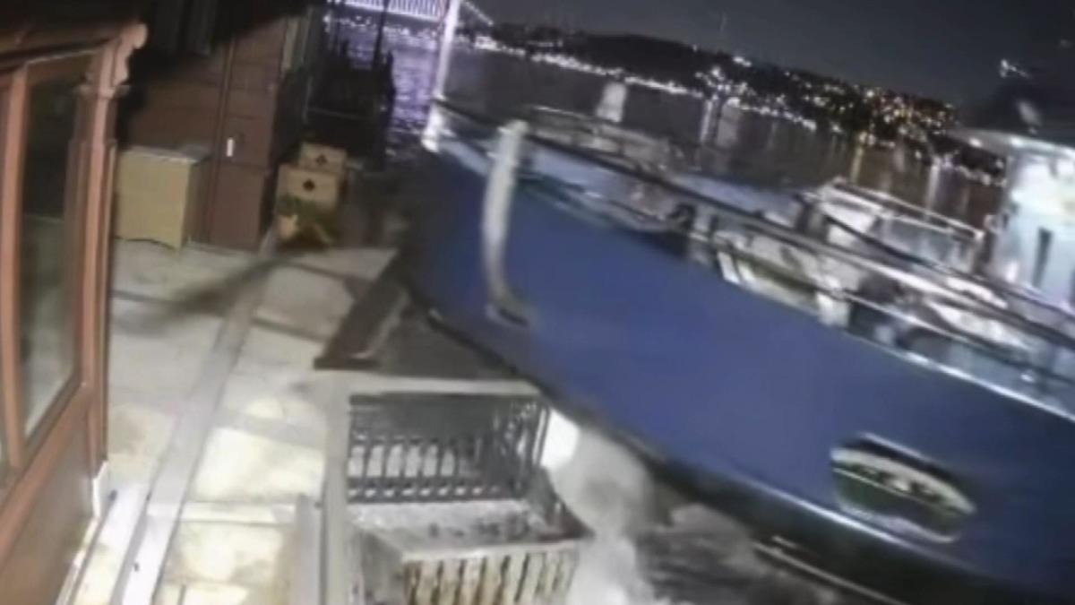 Üsküdar'da Yolcu Vapuru Yalıya Çarptı: 'Rıhtımımı Yok Ettiler