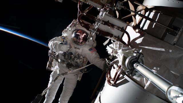 Uzayda ilk robotik kurtarma operasyonu NASA düşen teleskobun peşinde