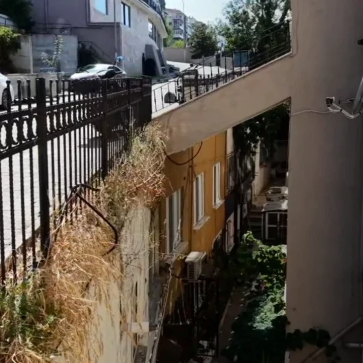 Üzerinden Yol Geçen Bina Şaşkınlık Yaratıyor