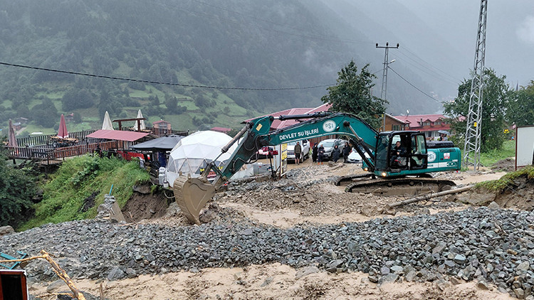 Uzungöl'de Heyelan Nedeniyle Tesislere Ulaşım Kesildi