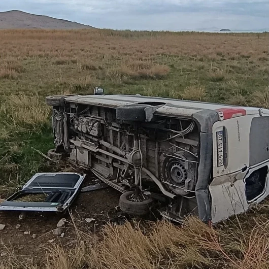 Van-Bitlis yolunda minibüs devrildi: 6 yaralı
