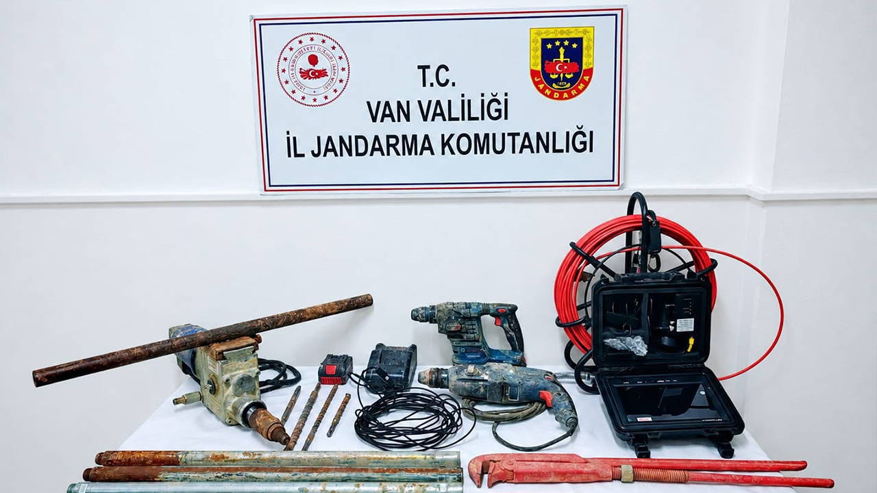 Van'da tarihi kalede kaçak kazıya suçüstü