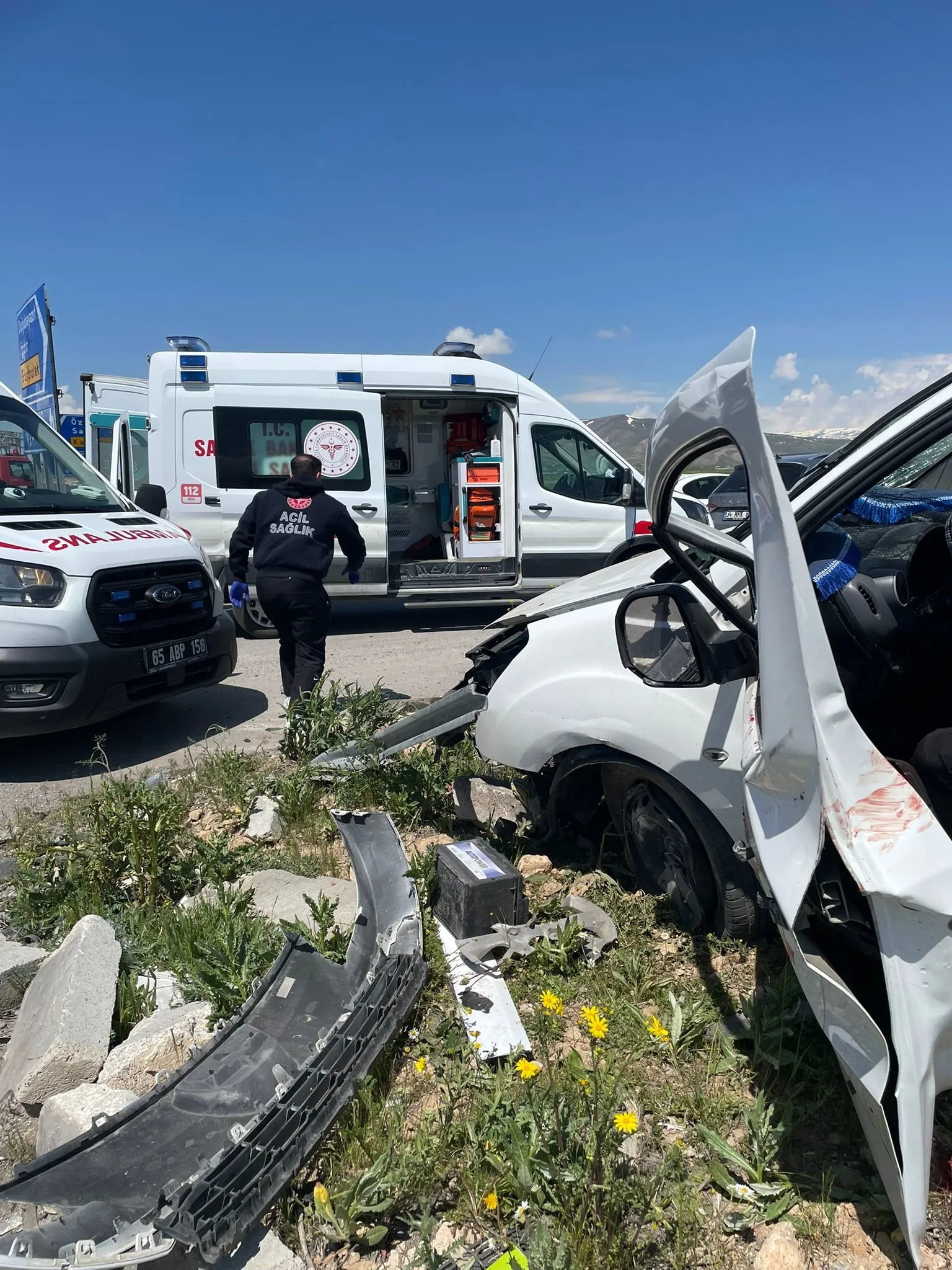 Van'da iki aracın çarpışması sonucu 4 kişi öldü, 2 kişi yaralandı
