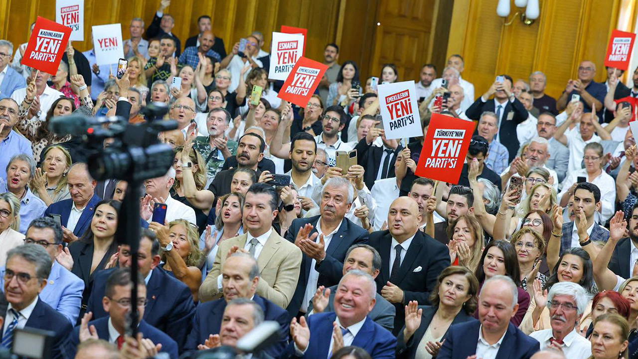 Van'da CHP'den istifa eden 2 ilçe başkanı YENİ Parti'ye katıldı