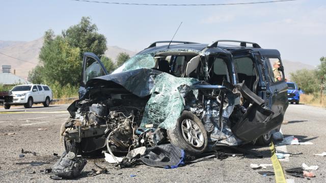 Van'da Feci Kaza: 2 Ölü, 9 Yaralı