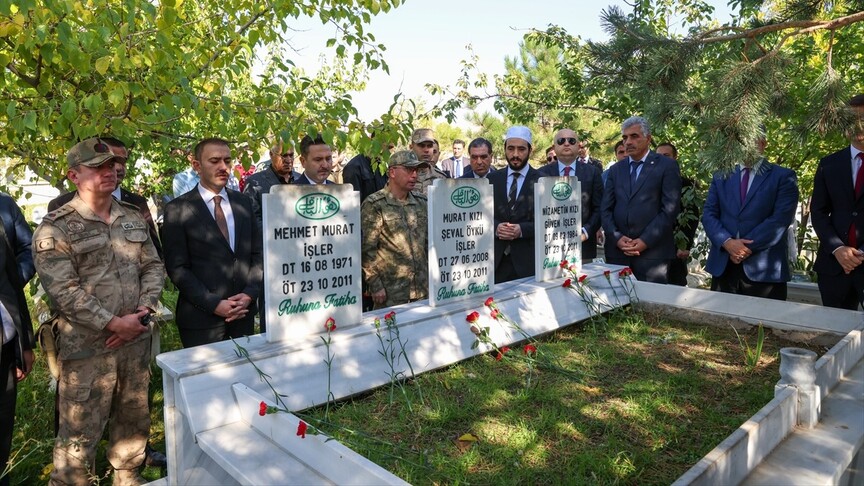 Van Depreminin 15. Yılında Erciş'te Anma Töreni