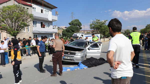 Van'da feci kaza: Otomobil park halindeki kamyona çarptı, 1 ölü 4 yaralı
