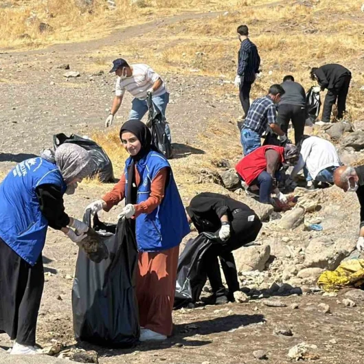 Van Gölü kıyısında anlamlı temizlik: 4 ton çöp toplandı