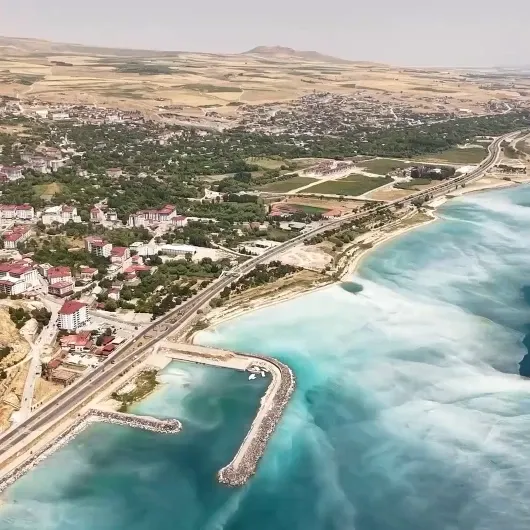 Van Gölü'nde Turkuaz ve Beyazın Büyüleyici Buluşması