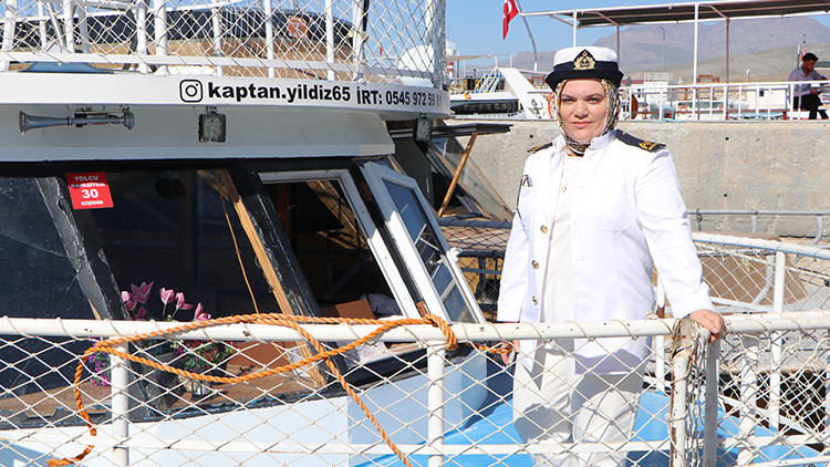 Van Gölü'nün tek kadın kaptanı: Yıldız Özdemir
