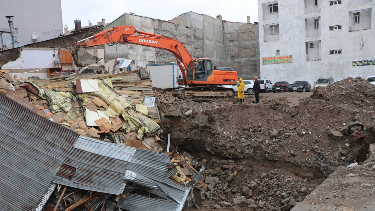 Van'da Temel Kazısı Sırasında Lokanta Çöktü: O Anlar Kamerada