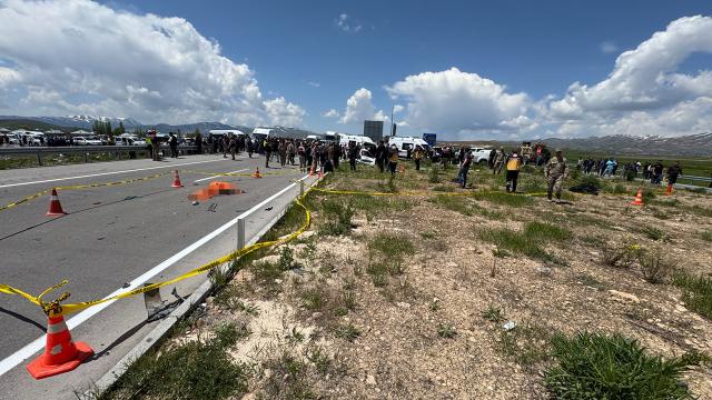 Van'da pikap ile hafif ticari araç çarpıştı: 4 ölü, 4 yaralı