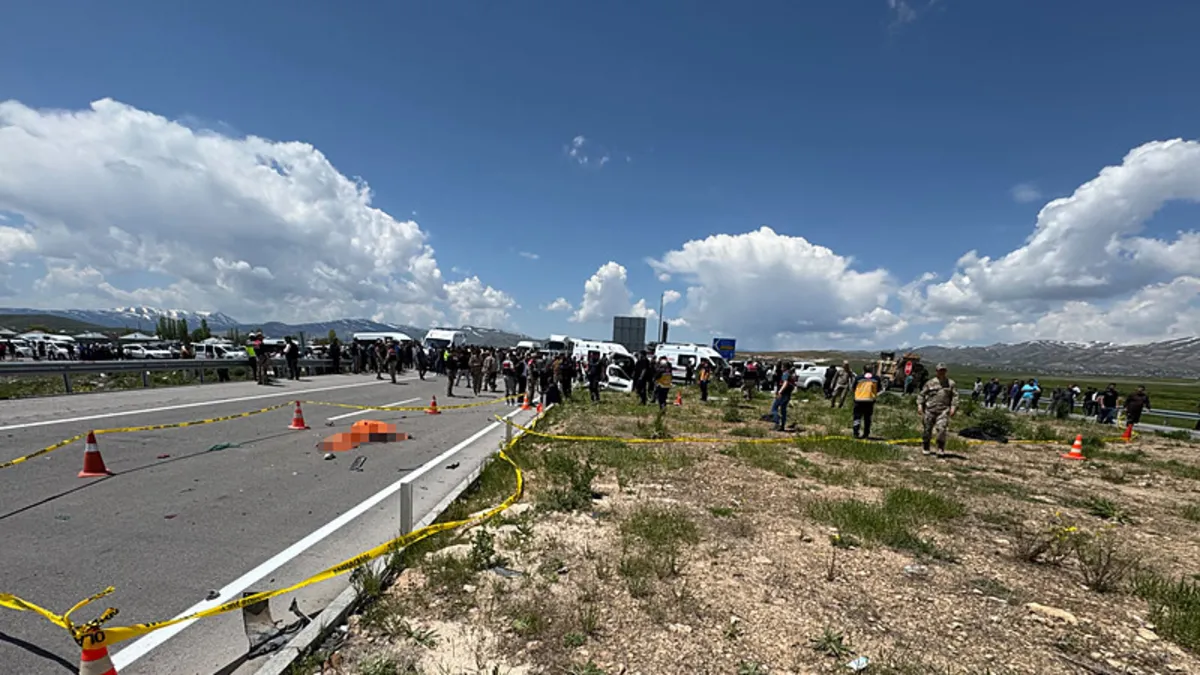 Van'da Pikap ile Hafif Ticari Araç Çarpıştı: 4 Ölü, 2 Yaralı