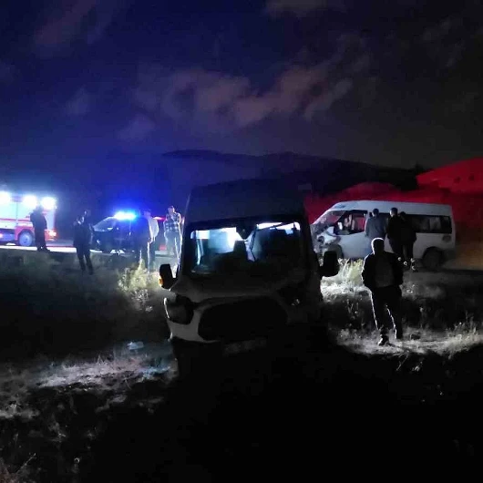 Van'da Servis Minibüsleri Çarpıştı: 8 Yaralı