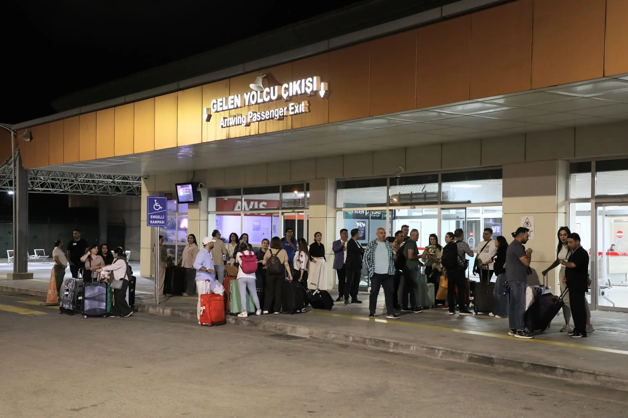 Van-Tahran uçuşları başladı: İlk kafile çiçeklerle karşılandı
