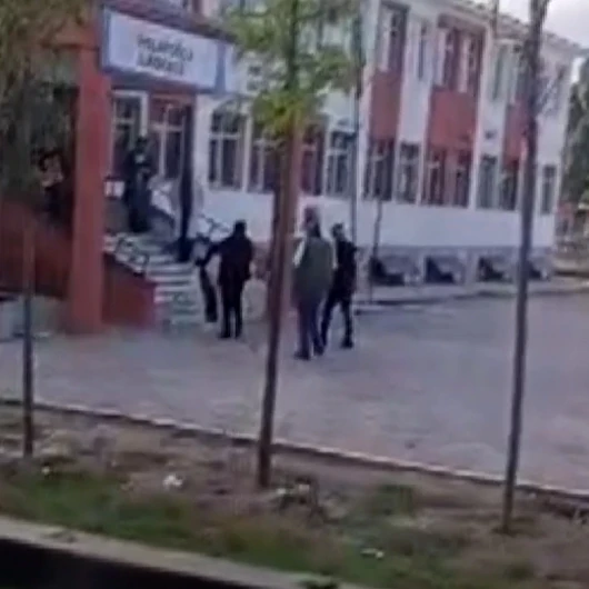 Van'da Silahlı Öğrenci Alarmı: Okula Pompalı Tüfekle Gelen Kız Öğrenci Korku Yarattı