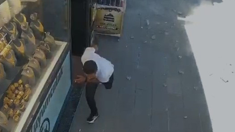 Van'da Binadan Kopan Beton Parçaları Caddeye Düştü: Vatandaşlar Son Anda Kurtuldu
