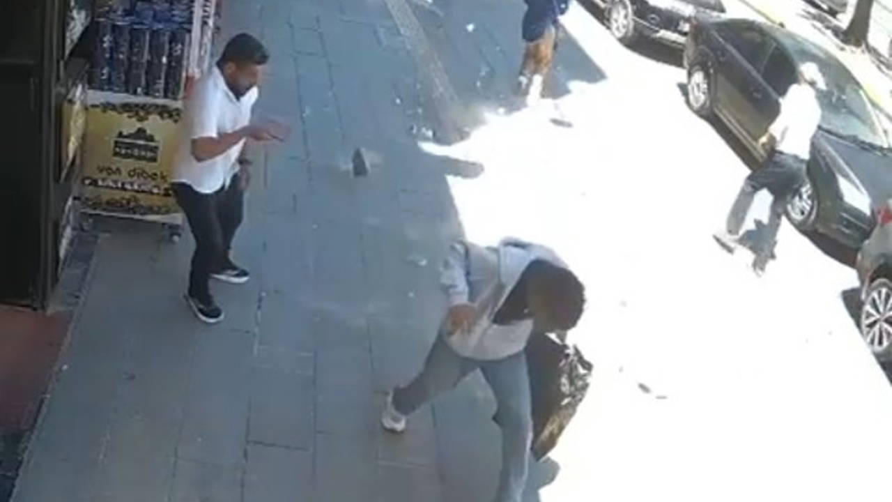 Van'da binadan kopan beton parçası korkuttu: Saniyelerle kurtulma anları kamerada