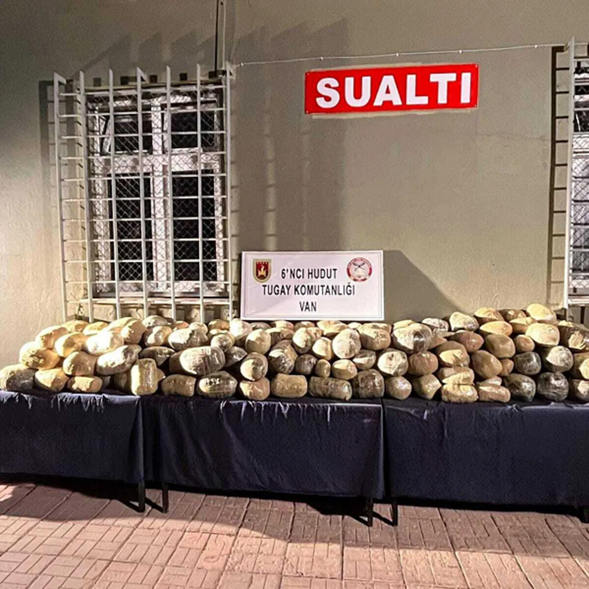 Van'da zehir tacirlerine darbe: 412 kilo uyuşturucu ele geçirildi