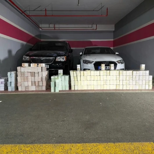 Vanlı İşadamının Otoparkındaki Araçlarda 934 Milyon TL Değerinde Döviz Ele Geçirildi