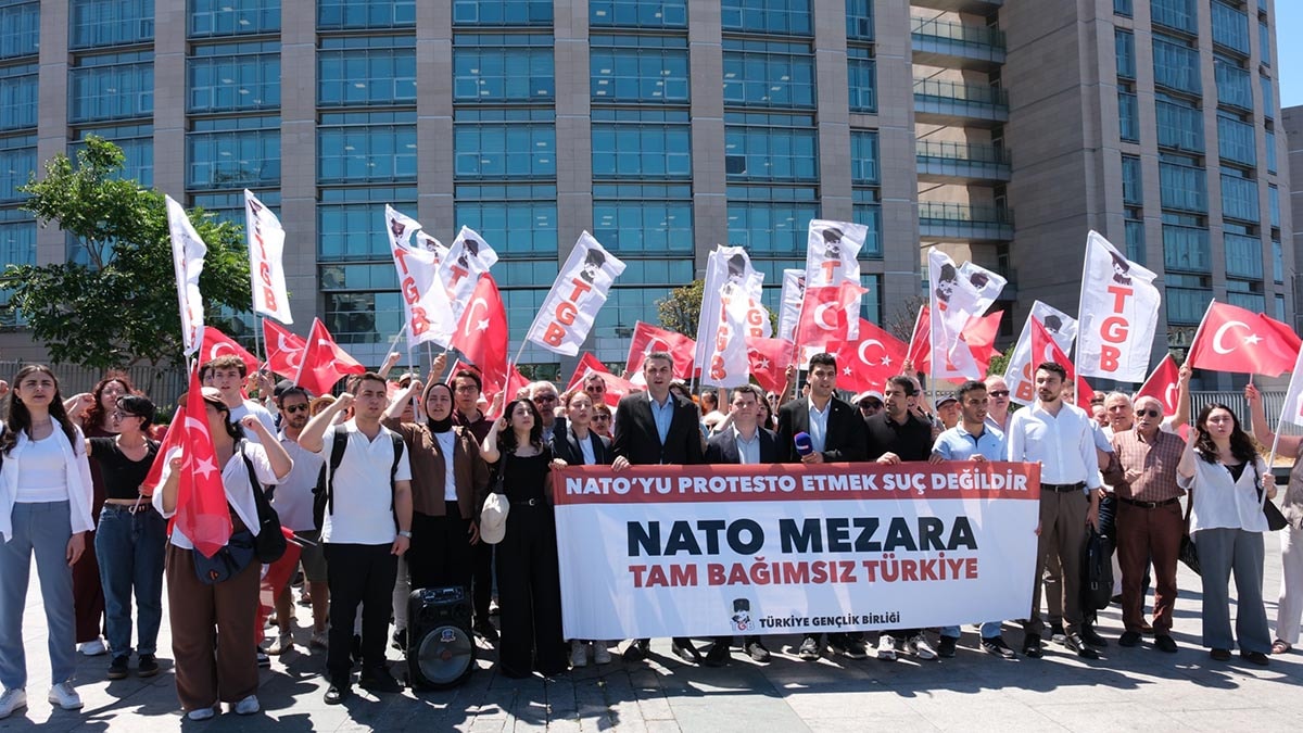 Vapurda 'NATO mezara, tam bağımsız Türkiye' pankartı açan 4 kişi serbest