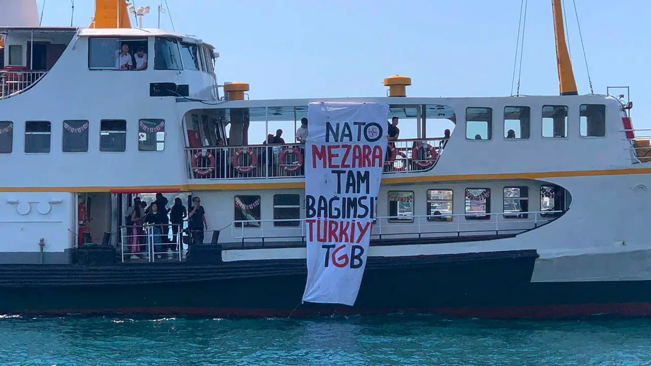 Vapurda 'NATO mezara, tam bağımsız Türkiye' pankartı açan TGB'liler serbest