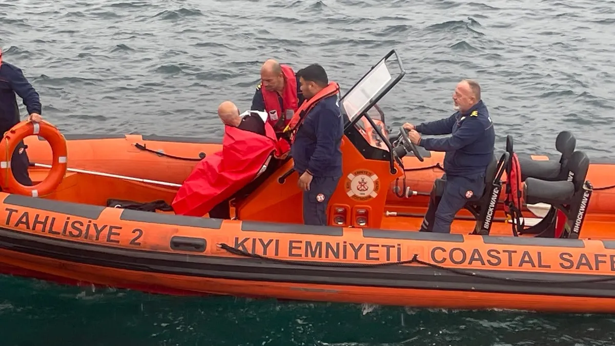 Vapurdan Denize Atlayan Yaşlı Adam Kurtarılmak İsteyenlere Tehdit Savurdu