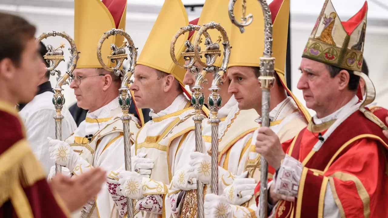 Vatikan, gelenekçi Katolik grubu aforoz etti: Tarihi kopuş