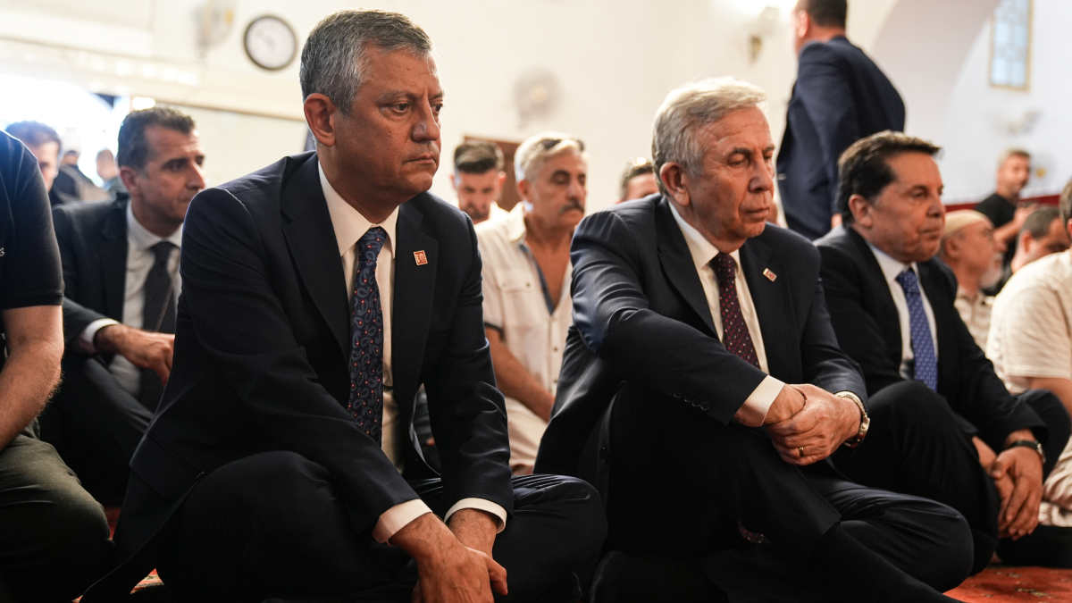 Vefanın Fotoğrafı: Özgür Özel’den Meclis’te Tarihi Konuşma
