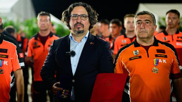 Venezuela'dan Türk arama kurtarma ekibine kahramanlık nişanı