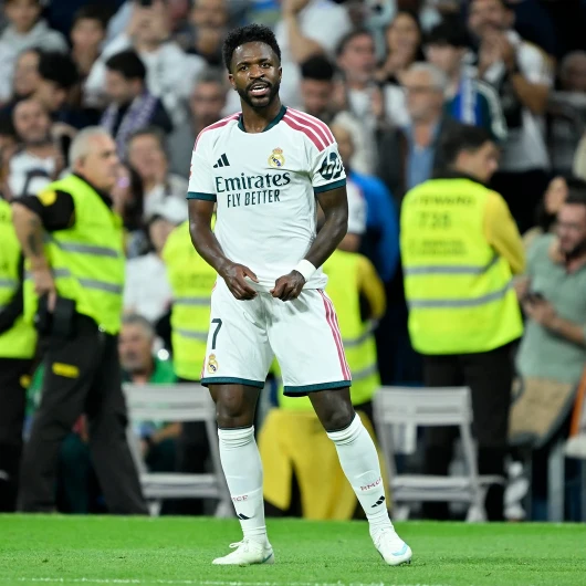 Vinicius Junior'ın Kırmızı Kart Şoku: Attığını Sandı, Oyun Dışı Kaldı