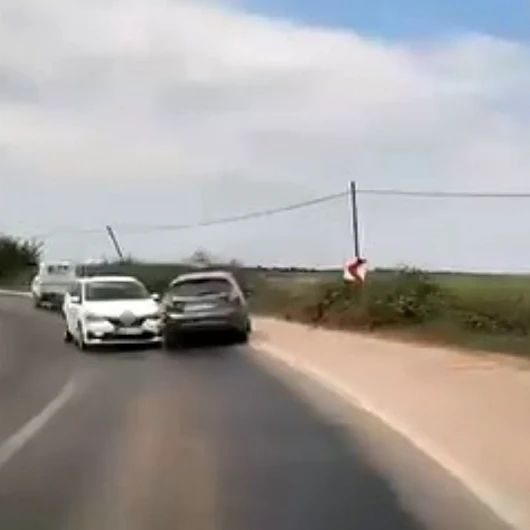 Viraja Hızla Giren Sürücü Kazaya Neden Oldu: O Anlar Kamerada