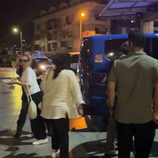 Vize Dolandırıcılığı Operasyonunda Şüphelilerden Gazetecilere Su Şişesi