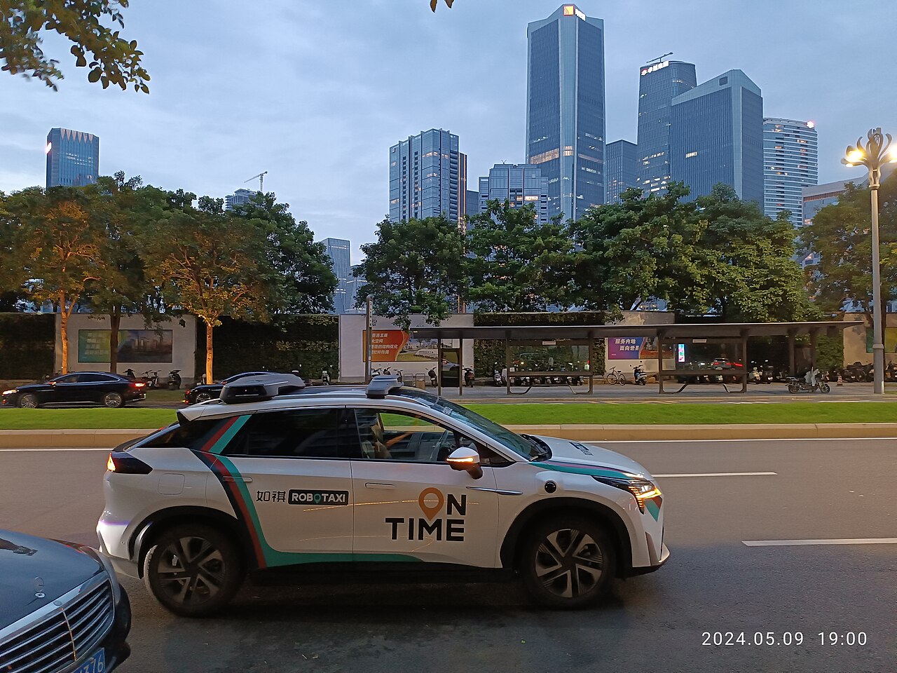 Waymo ve Tesla'nın Robotaksi Yarışında Kim Önde
