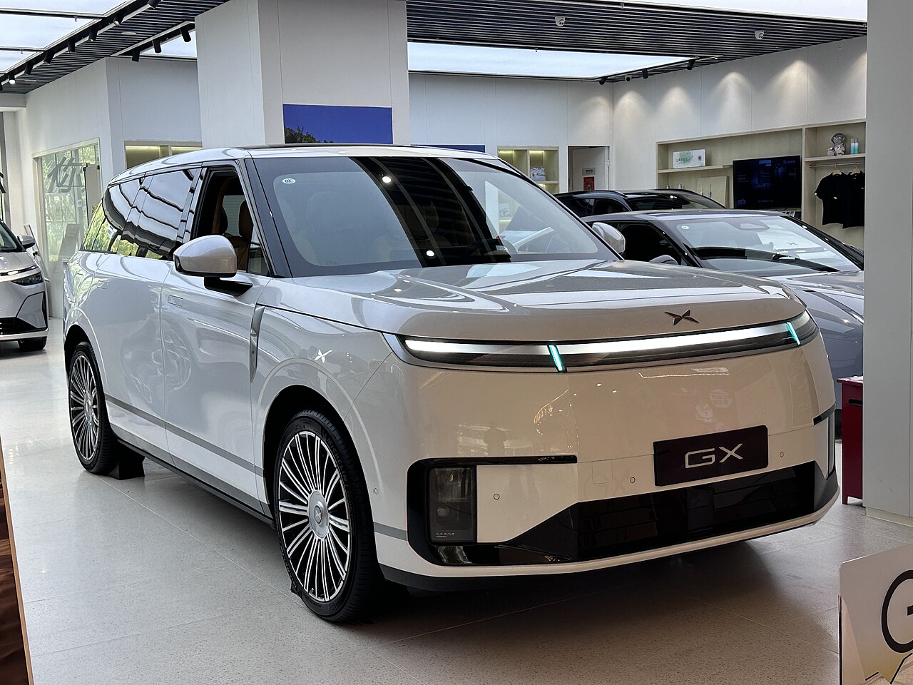 XPeng GX, Çin'de Range Rover Sport'a Benzeyen Tasarımıyla Rekor Sipariş Aldı