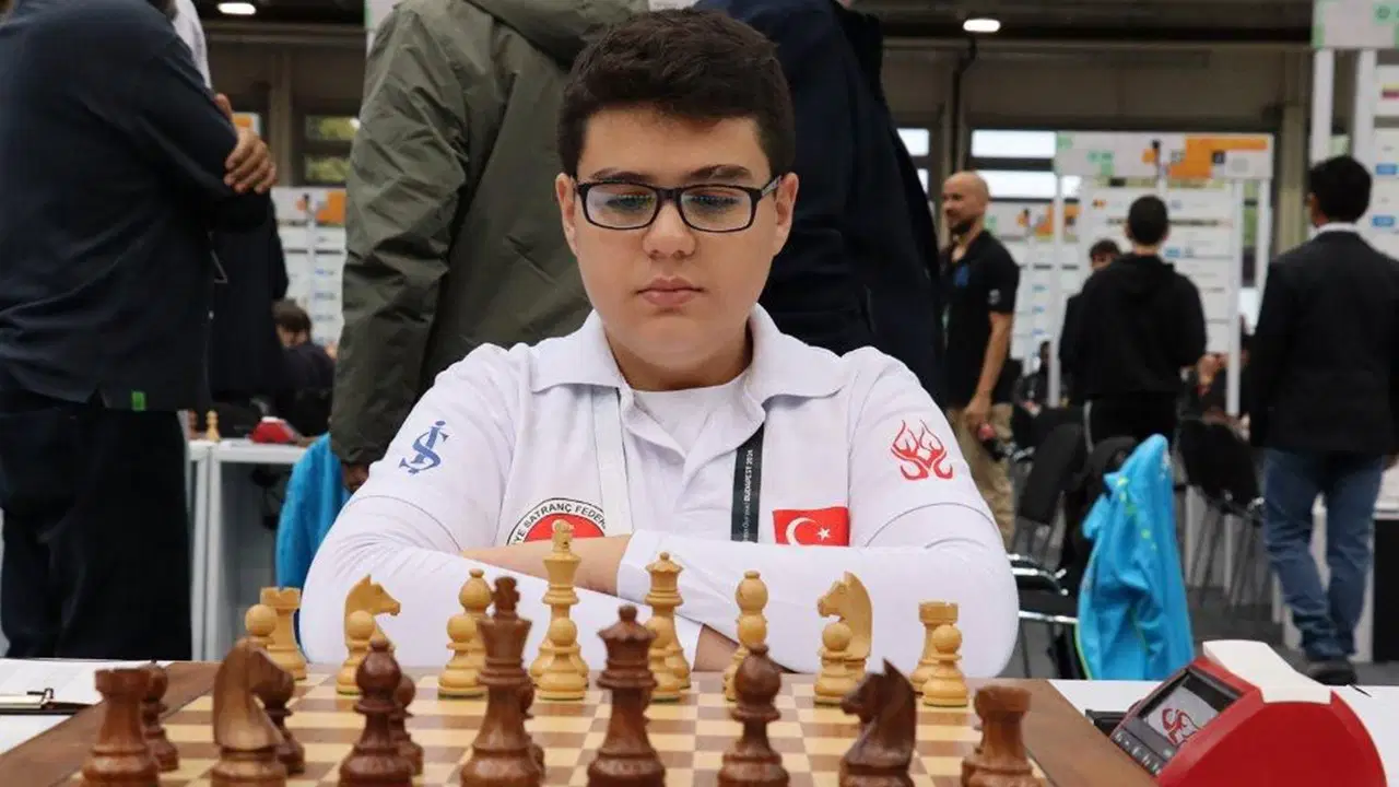 Yağız Kaan Erdoğmuş'a FIDE'den Yılın Çıkış Yapan Sporcusu Ödülü
