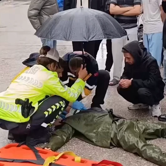 Yağmurda Şemsiye Tutan Trafik Polisine Bakan Tebriği