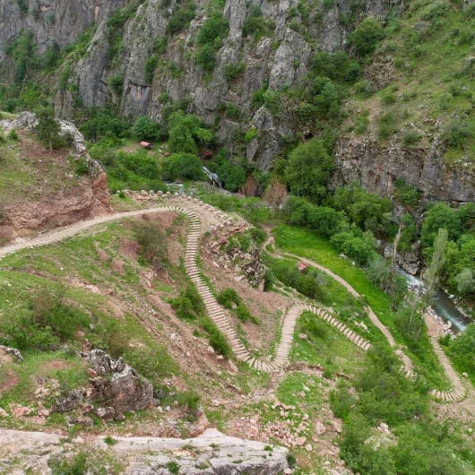 Yahyalı'nın İncisi: 344 Basamakla Ulaşılan Yeşilköy Şelalesi Ziyaretçilerini Bekliyor