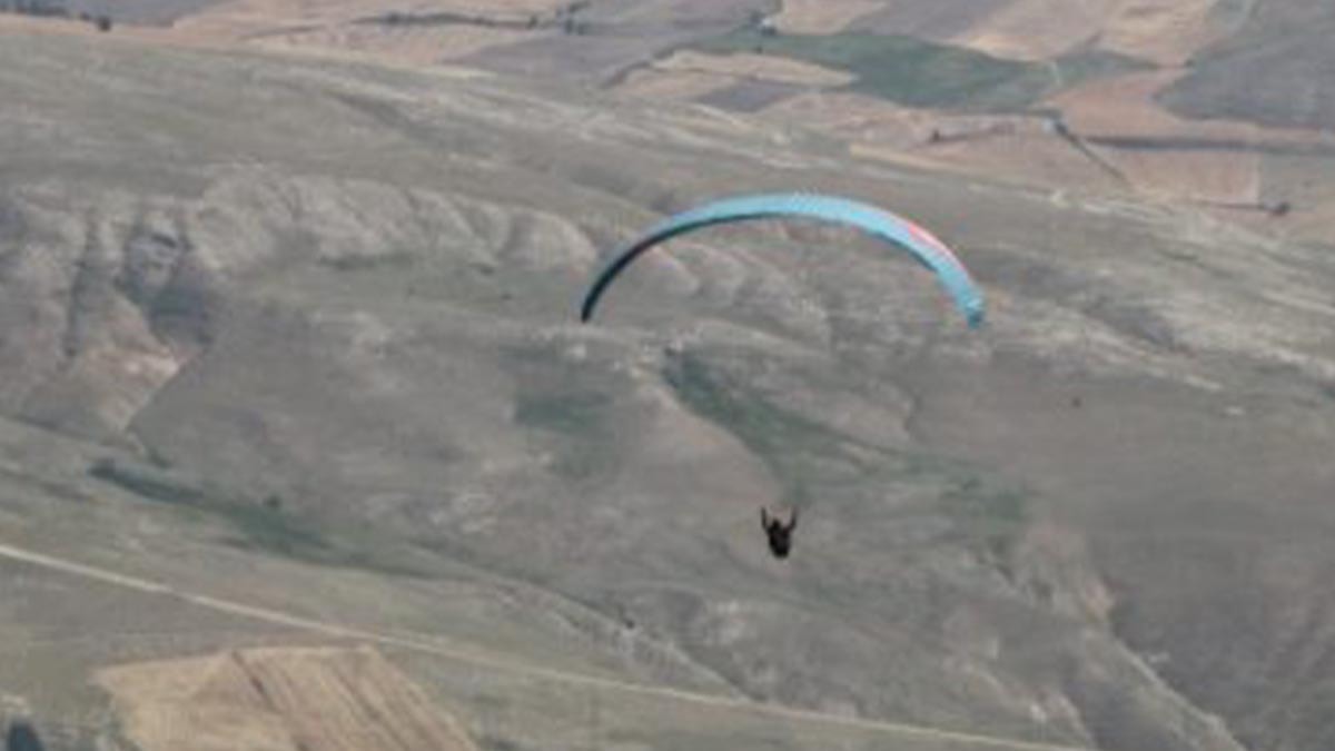 Yamaç paraşütü şenliğinde feci ölüm: 30 metre yükseklikten kayalıklara çakıldı