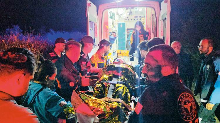 Yamaç paraşütüyle dere yatağına düşen sağlıkçı 5 saat sonra kurtarıldı