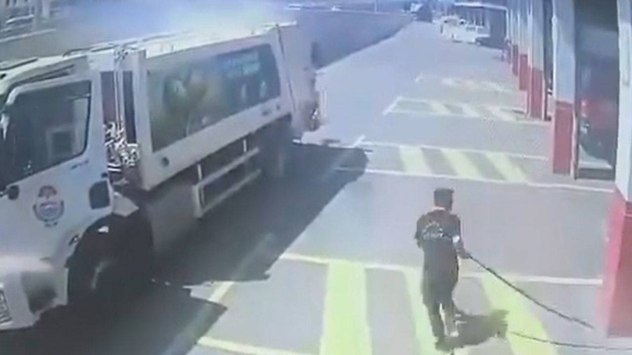 Yangın çıkan çöp kamyonunu itfaiye istasyonuna götürdü