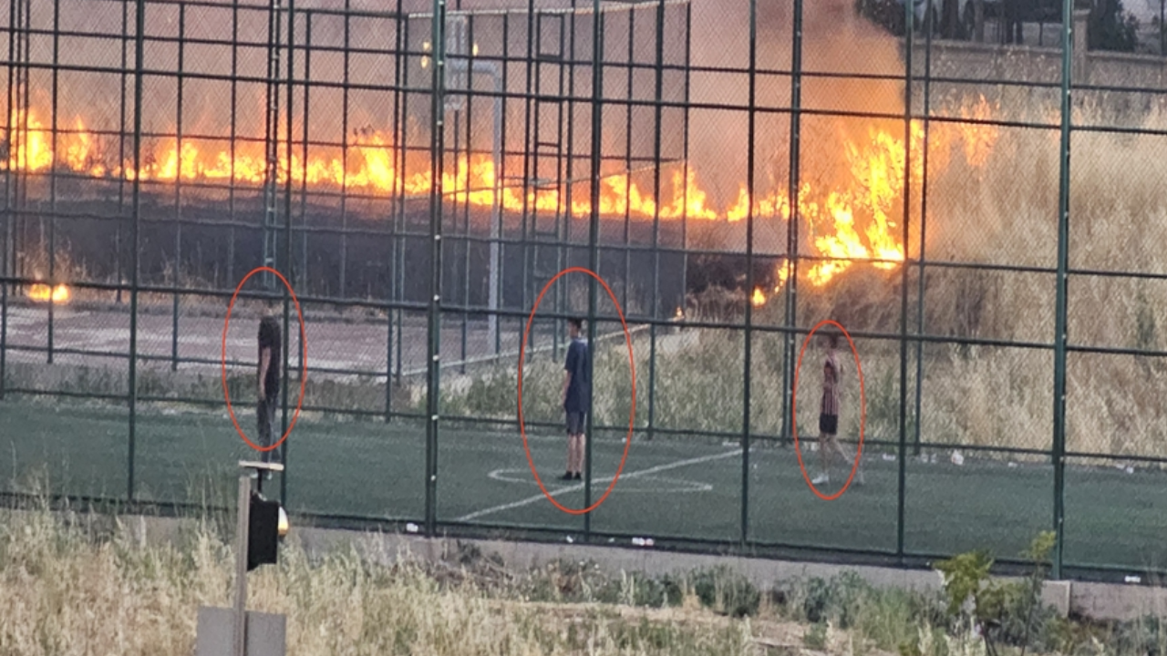 Pes dedirten futbol ateşi: Yangına rağmen oynadılar