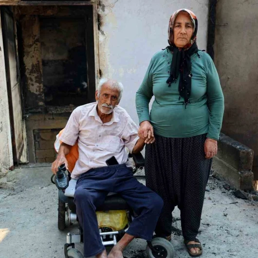 Yangında evleri küle dönen yaşlı çift: 'Bütün hatıralarım yandı dayanamıyorum
