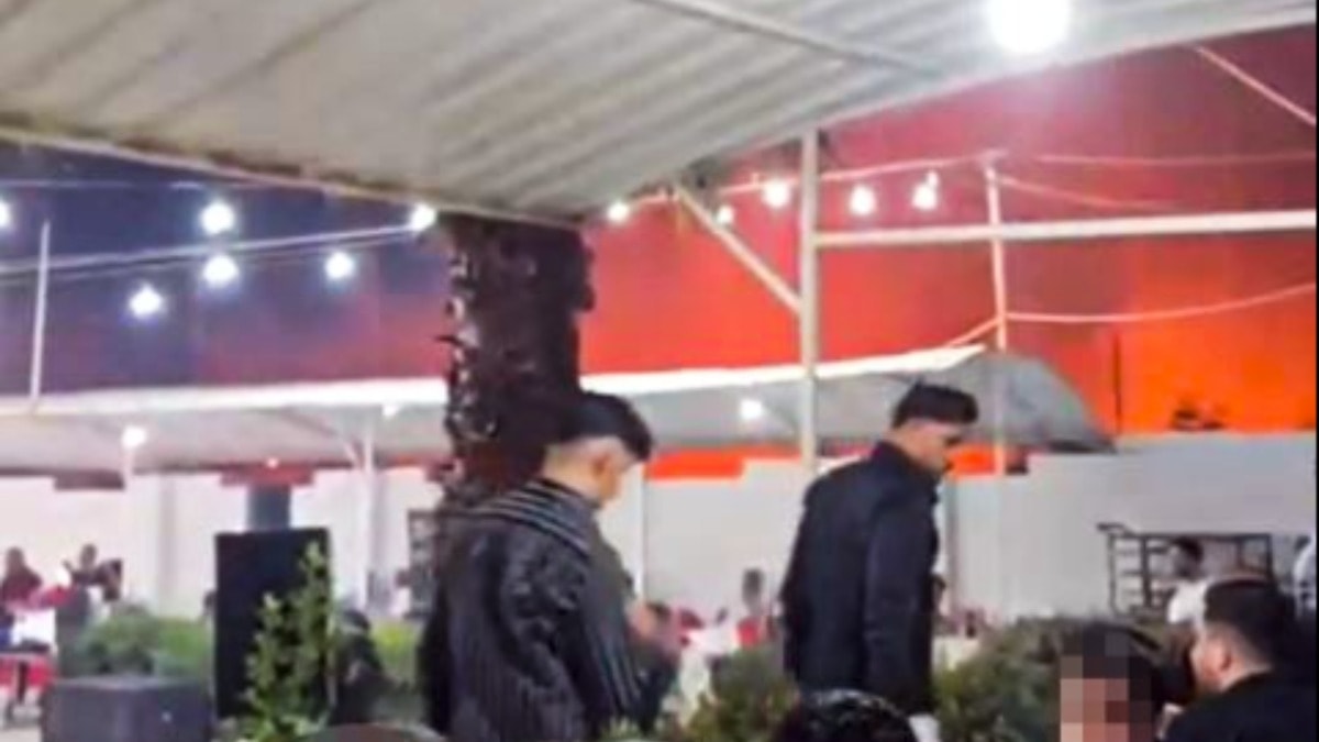 Yangını Fark Etmediler: Alevlerin Yanında Düğün Eğlencesi Sürdü