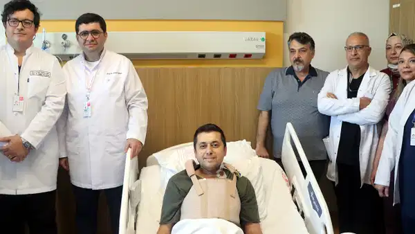 90 santimetrelik yapay damarla hayata döndü